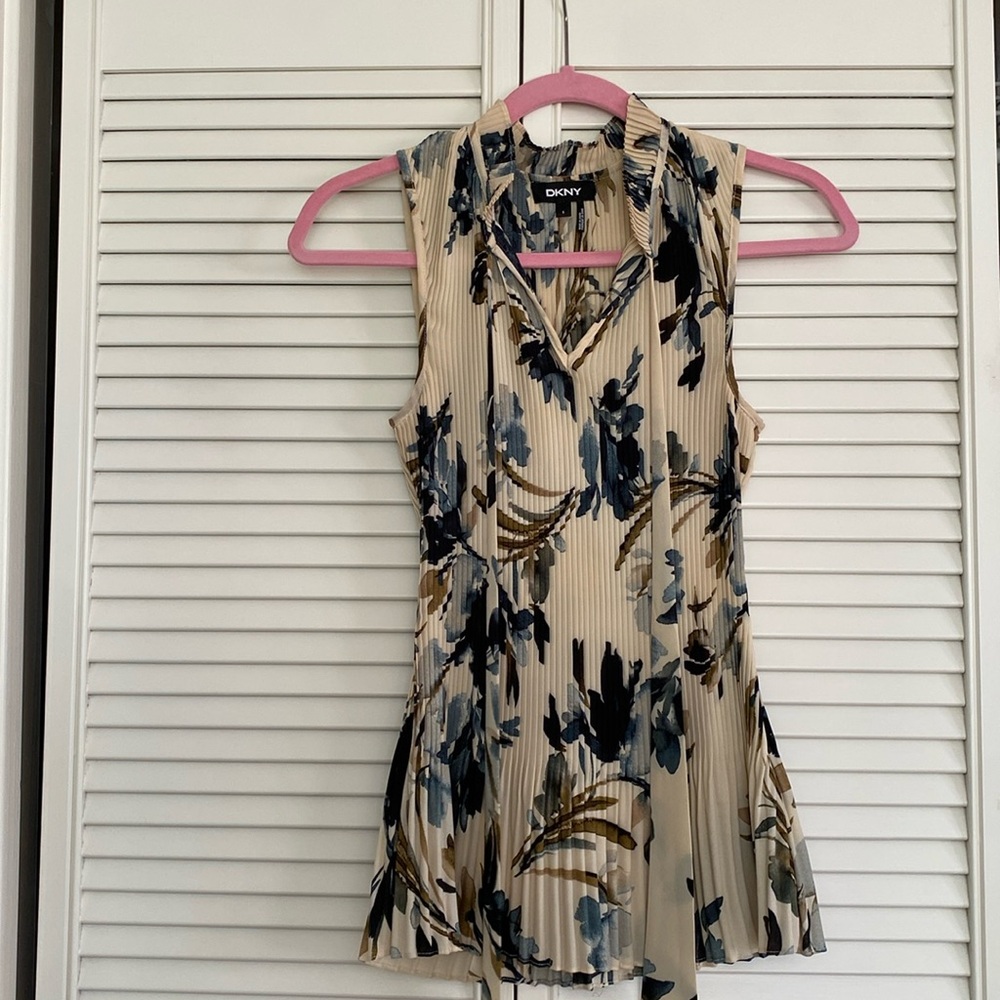 DKNY floral pleated top Size Small